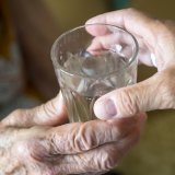 En Suisse, les décès ont diminué de 250 personnes par million d'habitants l'an dernier. (archive) KEYSTONE/JEAN-CHRISTOPHE BOTT